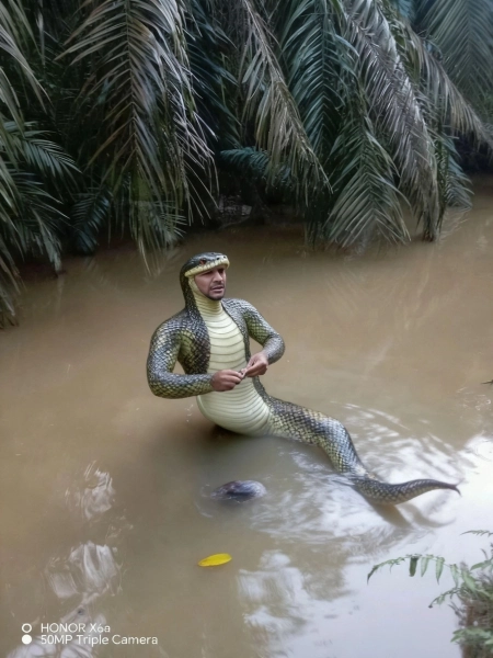 Gambar 'Battle' Dengan Ular Sawa