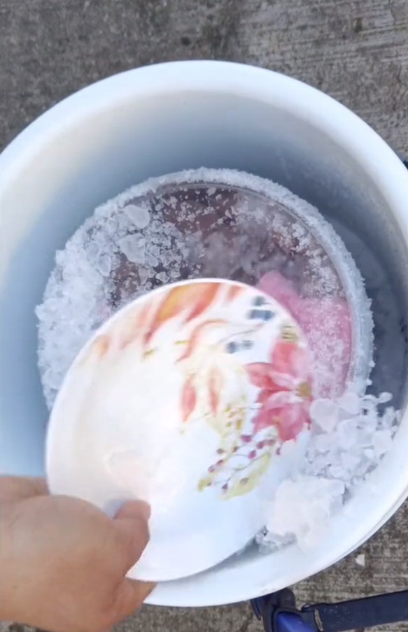 ketulan ais dalam bekas