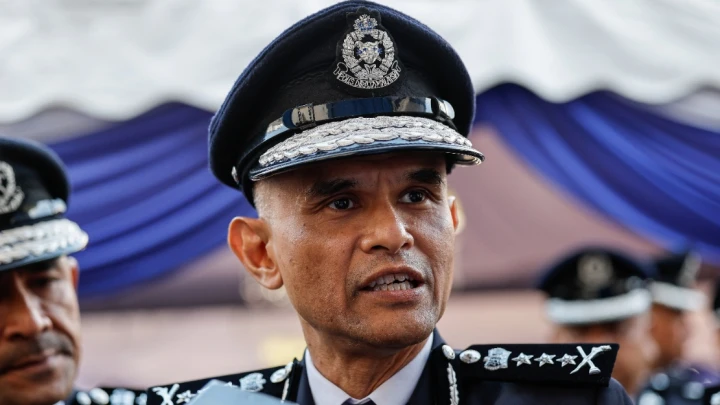 proses pemindahan patung berhala