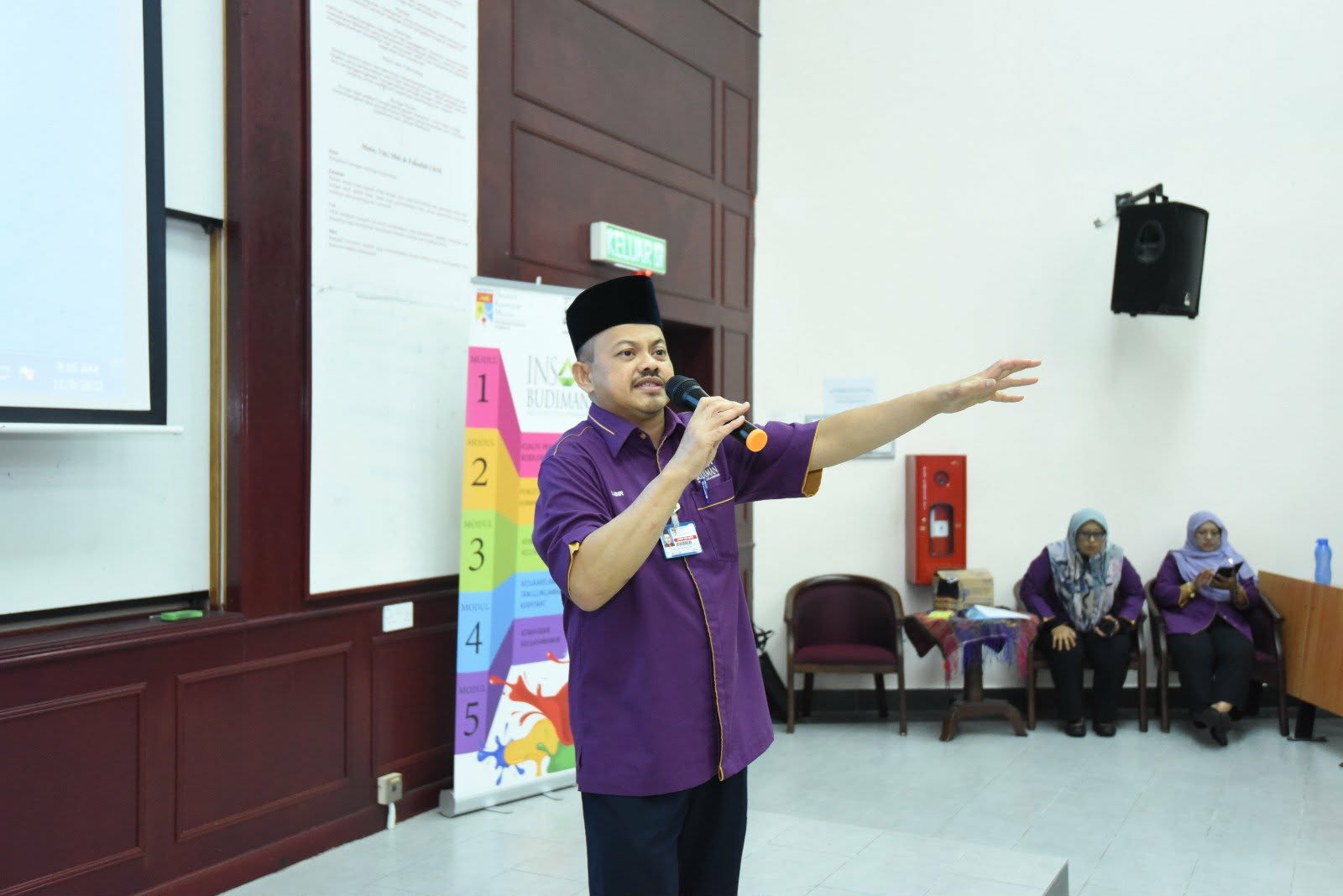 Pensyarah Kanan Pusat Kajian Bahasa, Kesusasteraan dan Kebudayaan Melayu, UKM.