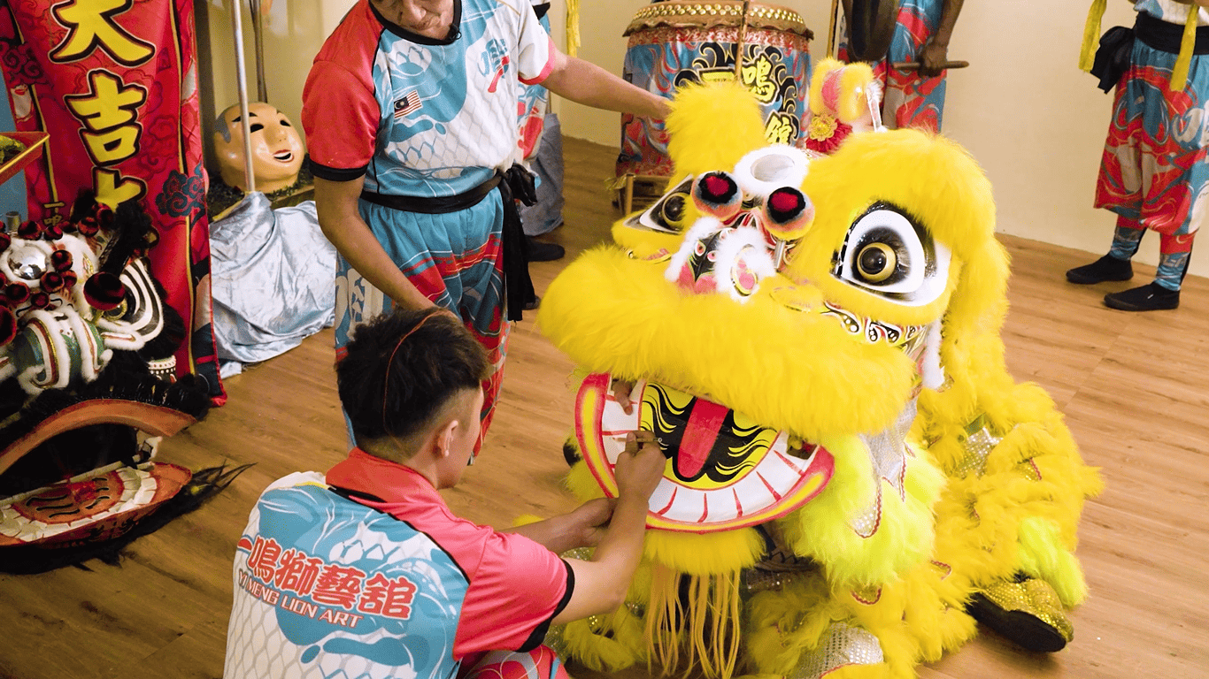 menyapu serbuk merah