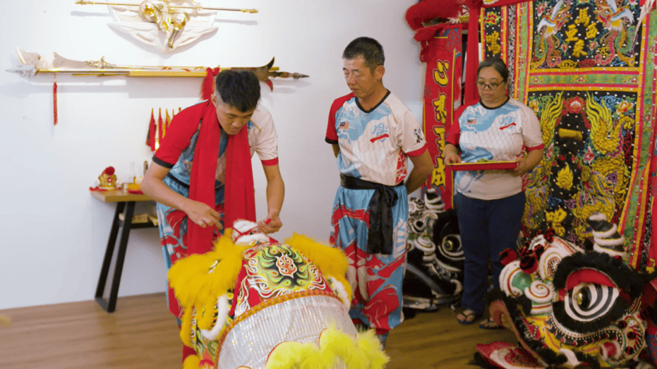 mengikat reben merah