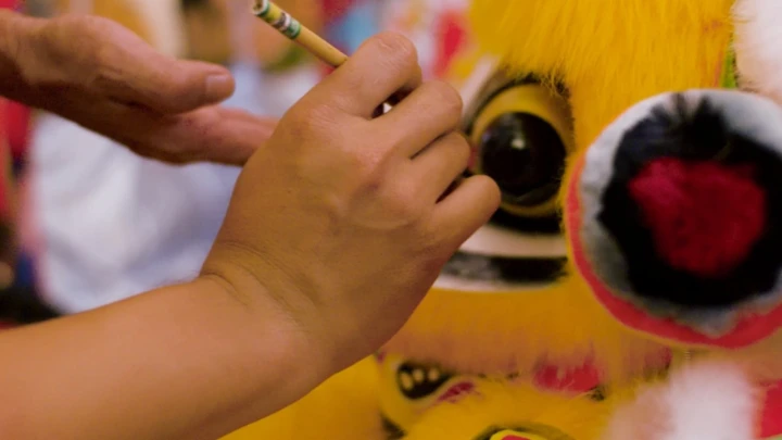 adat menitik mata singa