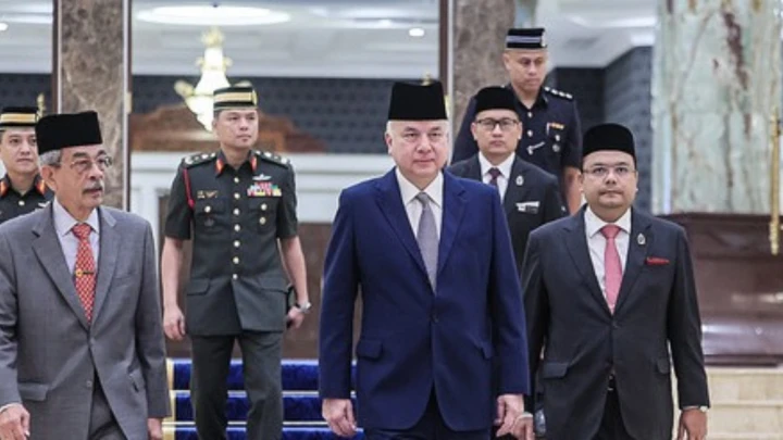 sultan nazrin terima zakat