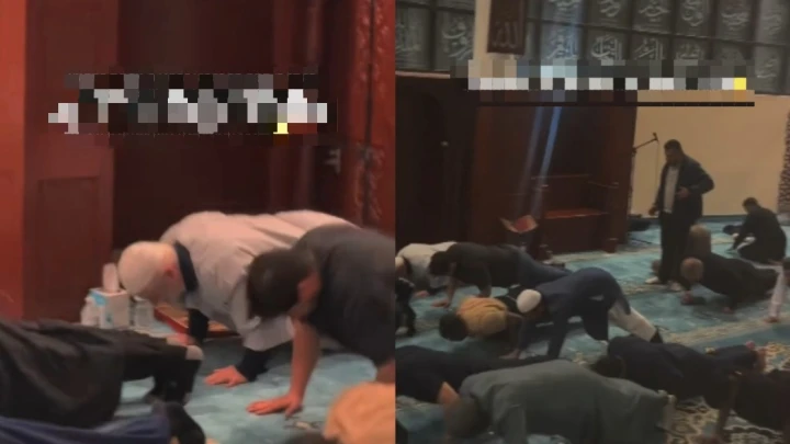 Imam Pimpin Jemaah Buat "Push-Up"