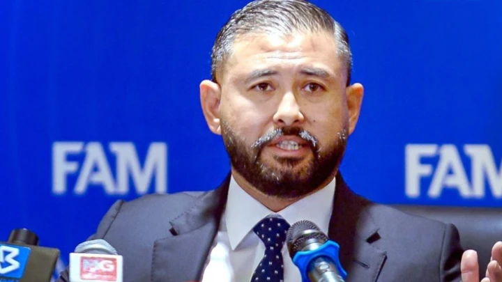 Tunku Mahkota Ismail garis empat masalah