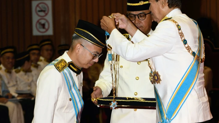 Fahmi Fadzil Terima Darjah DPPN