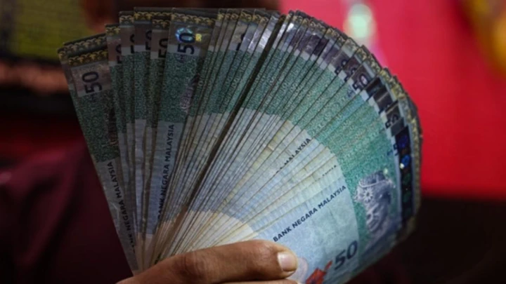 ringgit MENGUKUH