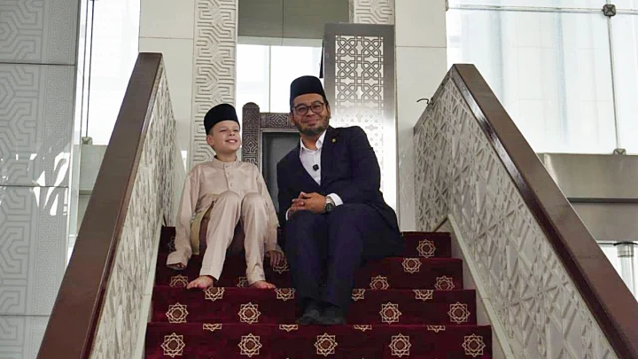 Joshua Harris Kunjungi Masjid