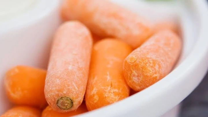 Lapisan putih baby carrot