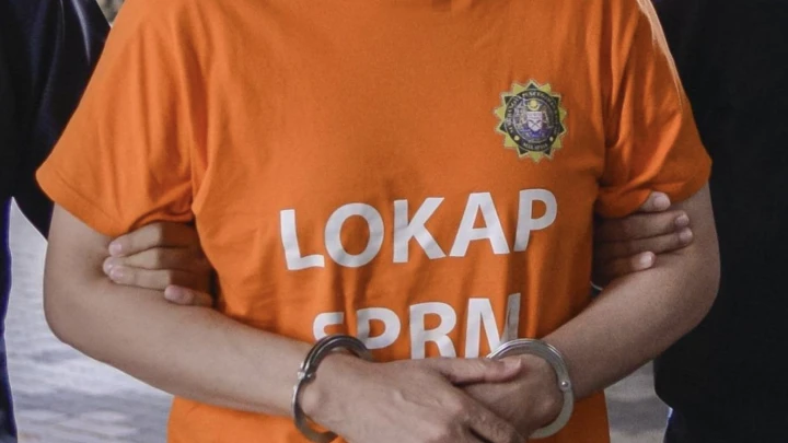 baju tahanan jingga