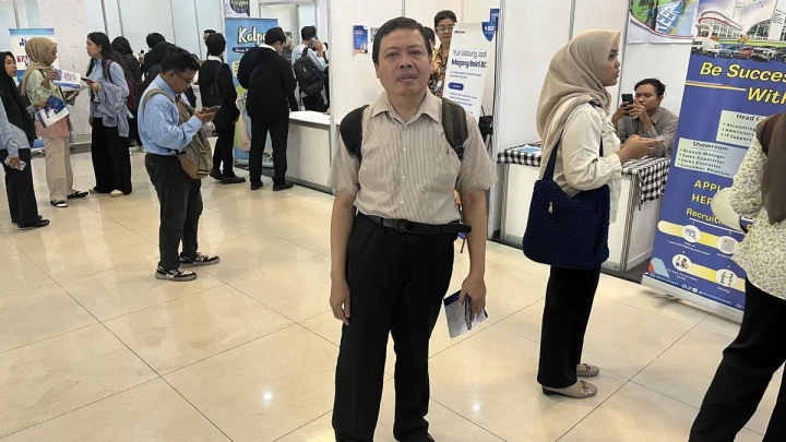 Hampir sedekad mencari kerja