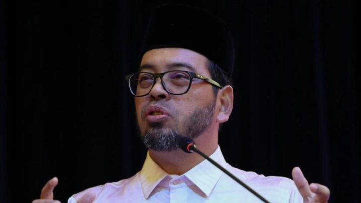 "Madu atau Racun"