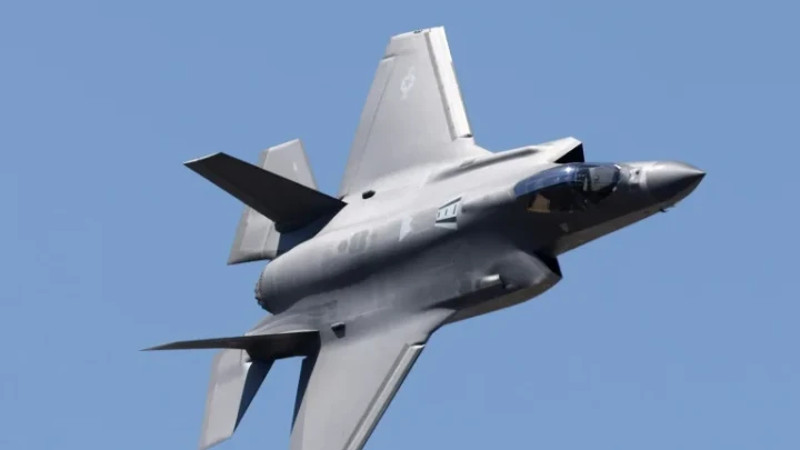 48 Pesawat Pejuang F-35