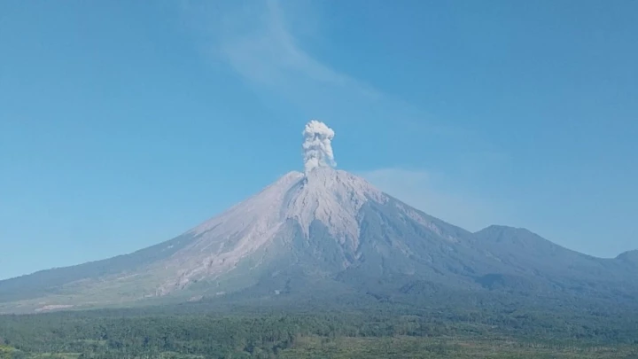 Gunung Semeru meletus tiga kali