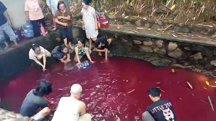 Air Kolam Bertukar Merah
