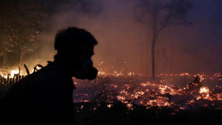 Seorang anggota bomba kelihatan dalam siluet ketika kebakaran hutan melanda kawasan hutsan tanah gambut di Pulau Pisau, Kalimantan Tengah, Indonesia Sabtu 5 September 2026 Gambar Bernama/AP