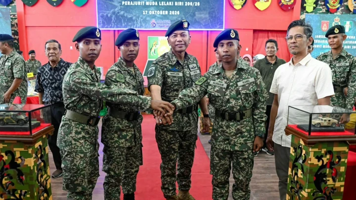 Tiga Kembar Seiras Perajurit Muda